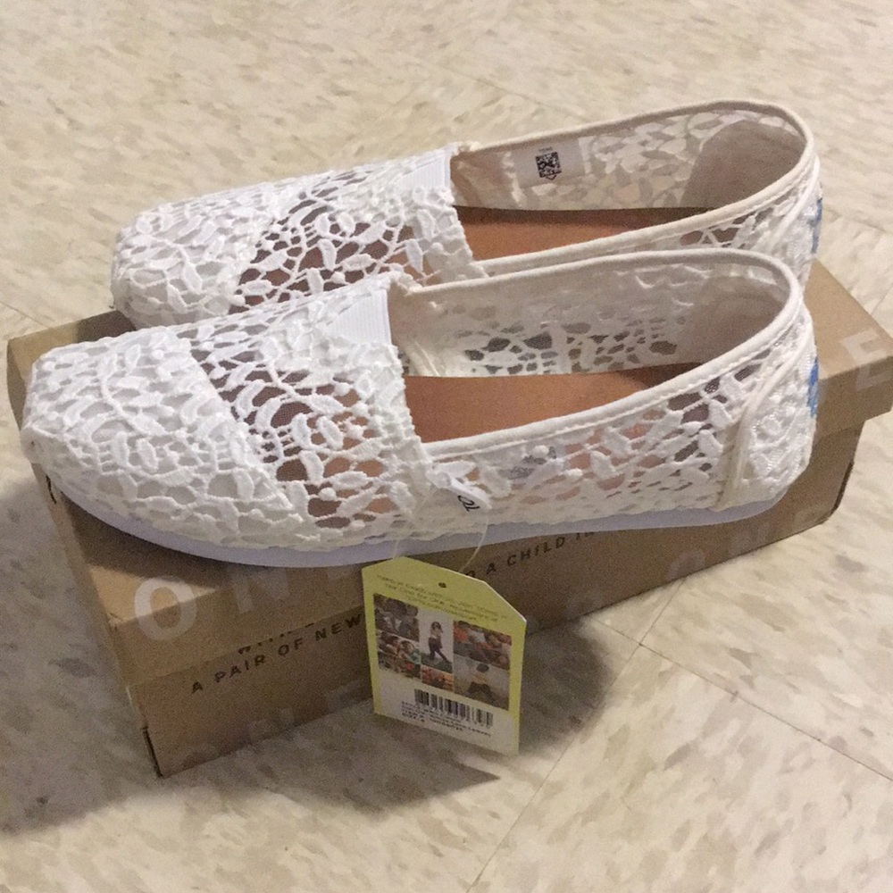 Tom’s white lace shoes